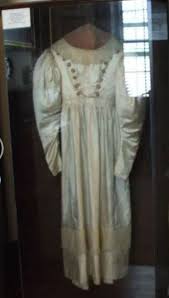 La robe de mariée hantée d'Anna Baker exposée dans sa chambre restaurée au Baker Mansion.