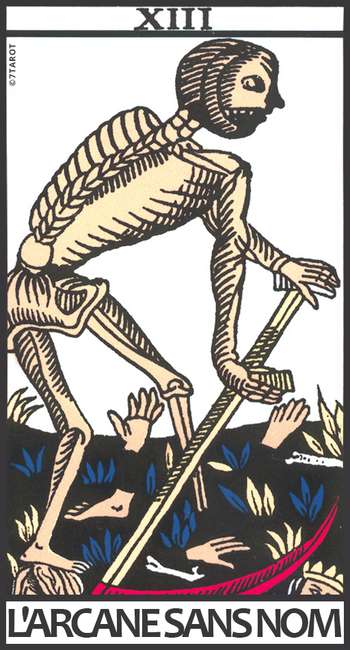 L’Arcane sans nom dans le Tarot de Marseille : Un chemin vers la transformation et la renaissance Carte de l’arcane sans nom, treizième lame du Tarot de Marseille, montrant un squelette tenant une faux, symbole de fin de cycle et de renouveau dans un tirage en croix