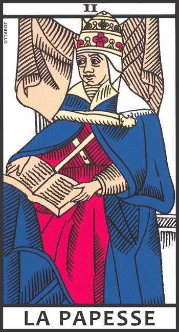 Carte de La Papesse, arcane majeur du Tarot de Marseille, représentée assise avec un livre ouvert sur les genoux, dans le cadre d’un tirage en croix