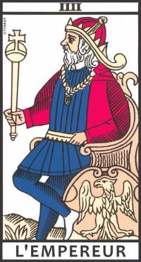 Représenté par le chiffre IV, L'Empereur est la quatrième carte des arcanes majeurs du Tarot de Marseille. Il symbolise la stabilité, le pouvoir, l'autorité, la discipline, la structure et le leadership. L'Empereur évoque l'image de la loi et de l'ordre, du contrôle, du pragmatisme et de la rationalité. Souvent, il est perçu comme un chef, un père, ou une figure d'autorité.