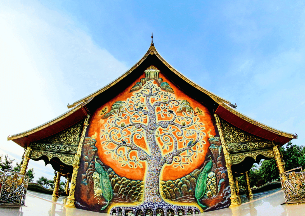 Dans le bouddhisme, l'arbre de vie s'apparente à l'arbre de Bodhi (arbre de l'éveil) en Inde.