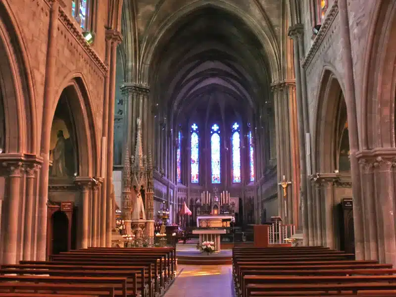Vue intérieure de la Basilique Notre-Dame de la Délivrande en Normandie, sanctuaire dédié aux prières de guérison et à la protection spirituelle.