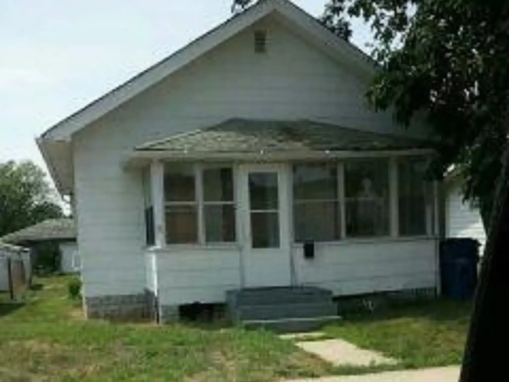 Apparition fantomatique dans la fenêtre de la Demon House à Gary (Indiana), ancienne maison de Latoya Ammons – photo prise par la police en 2011.