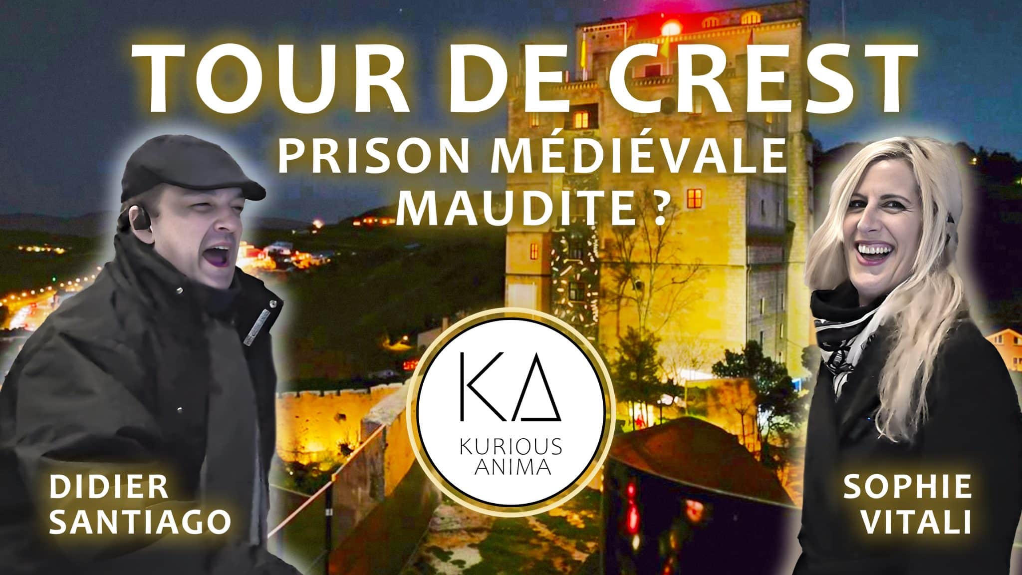Affiche de l’émission sur la Tour de Crest montrant Didier Santiago et Sophie Vitali devant la tour illuminée de nuit avec le texte « Tour de Crest, prison médiévale maudite ? »