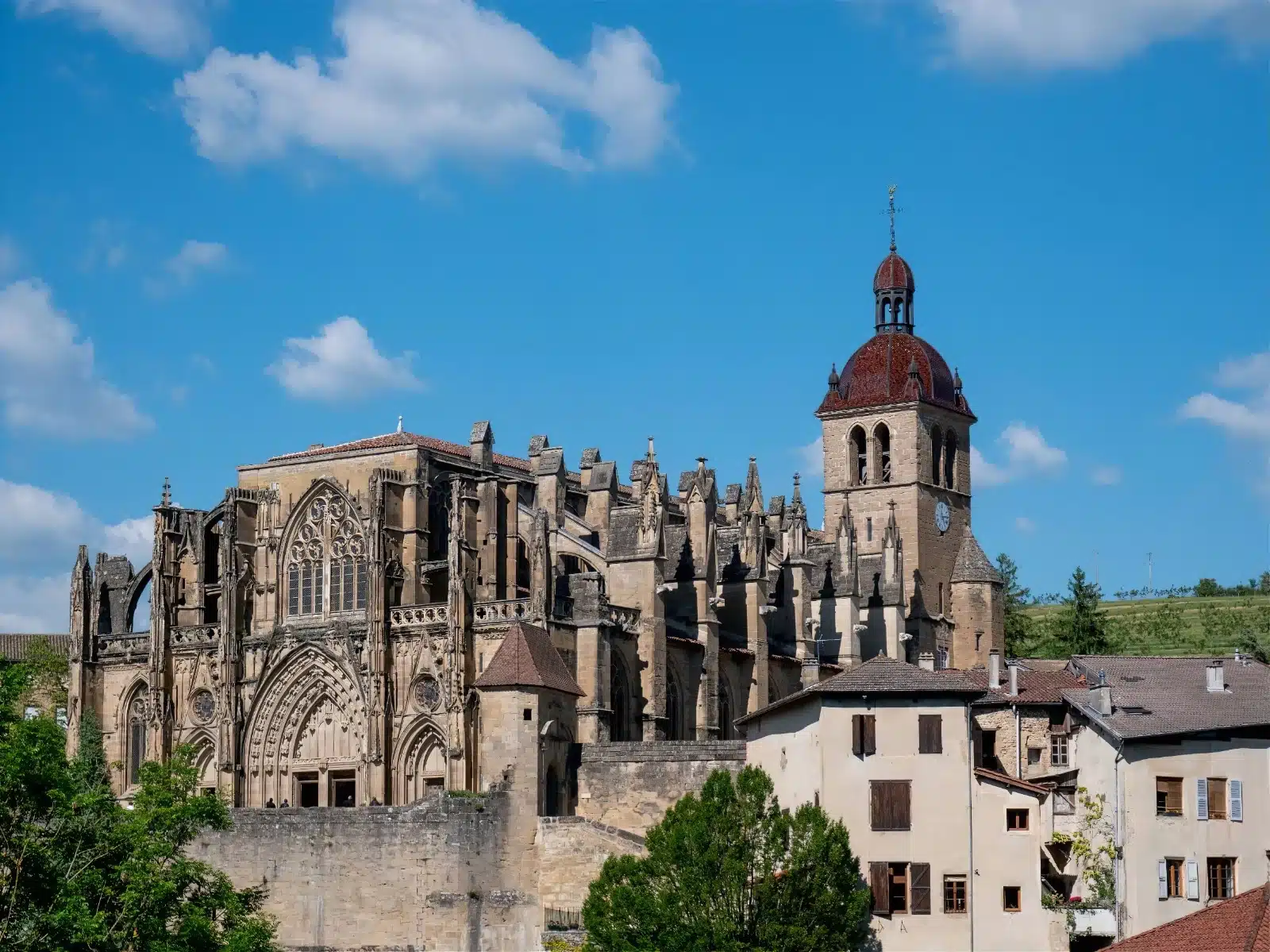 Vue extérieure de l’église abbatiale de Saint-Antoine-l’Abbaye, l’un des grands monuments gothiques du Dauphiné.