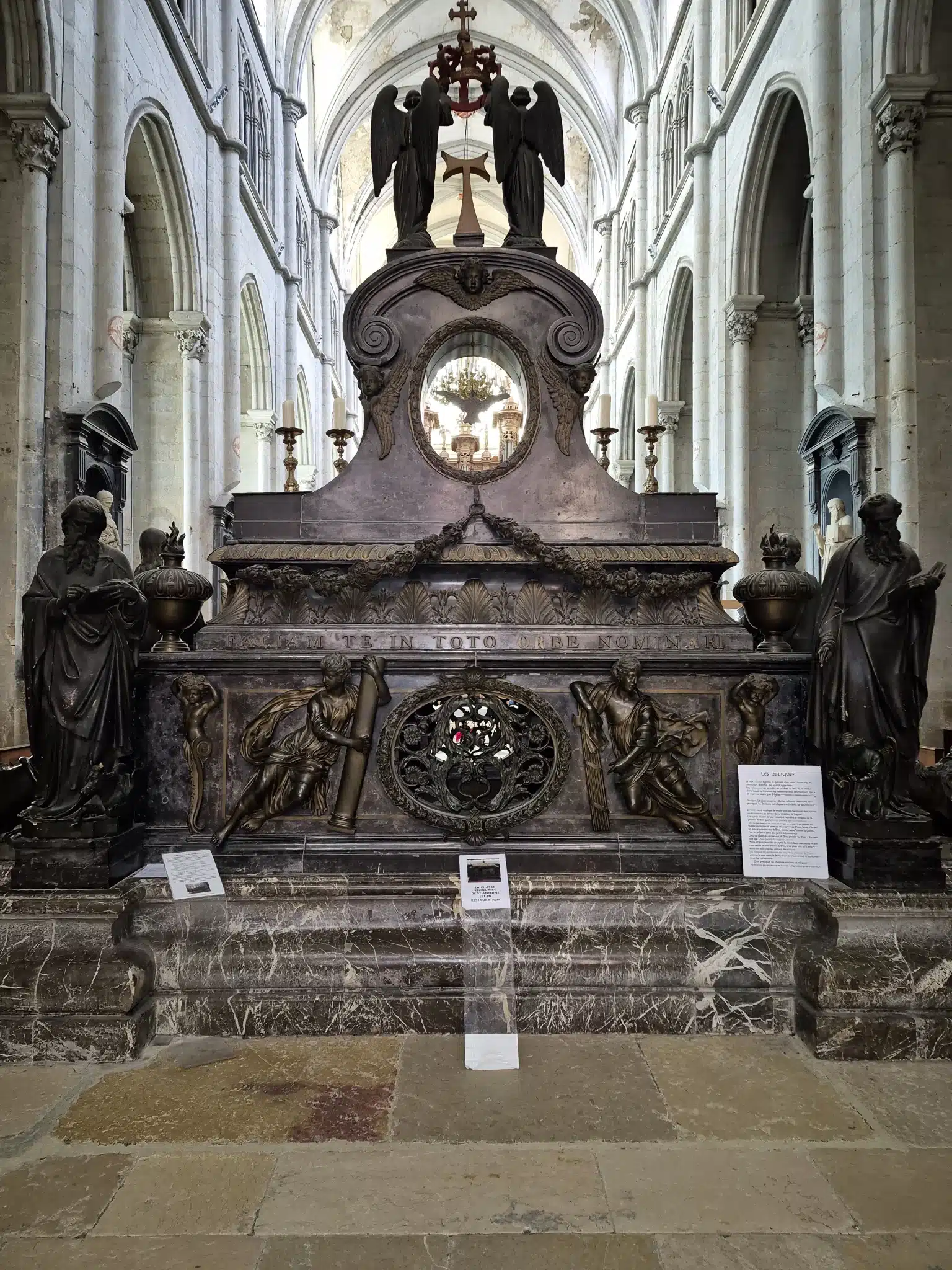 Châsse-reliquaire de saint Antoine dans l’église abbatiale de Saint-Antoine-l’Abbaye en Isère