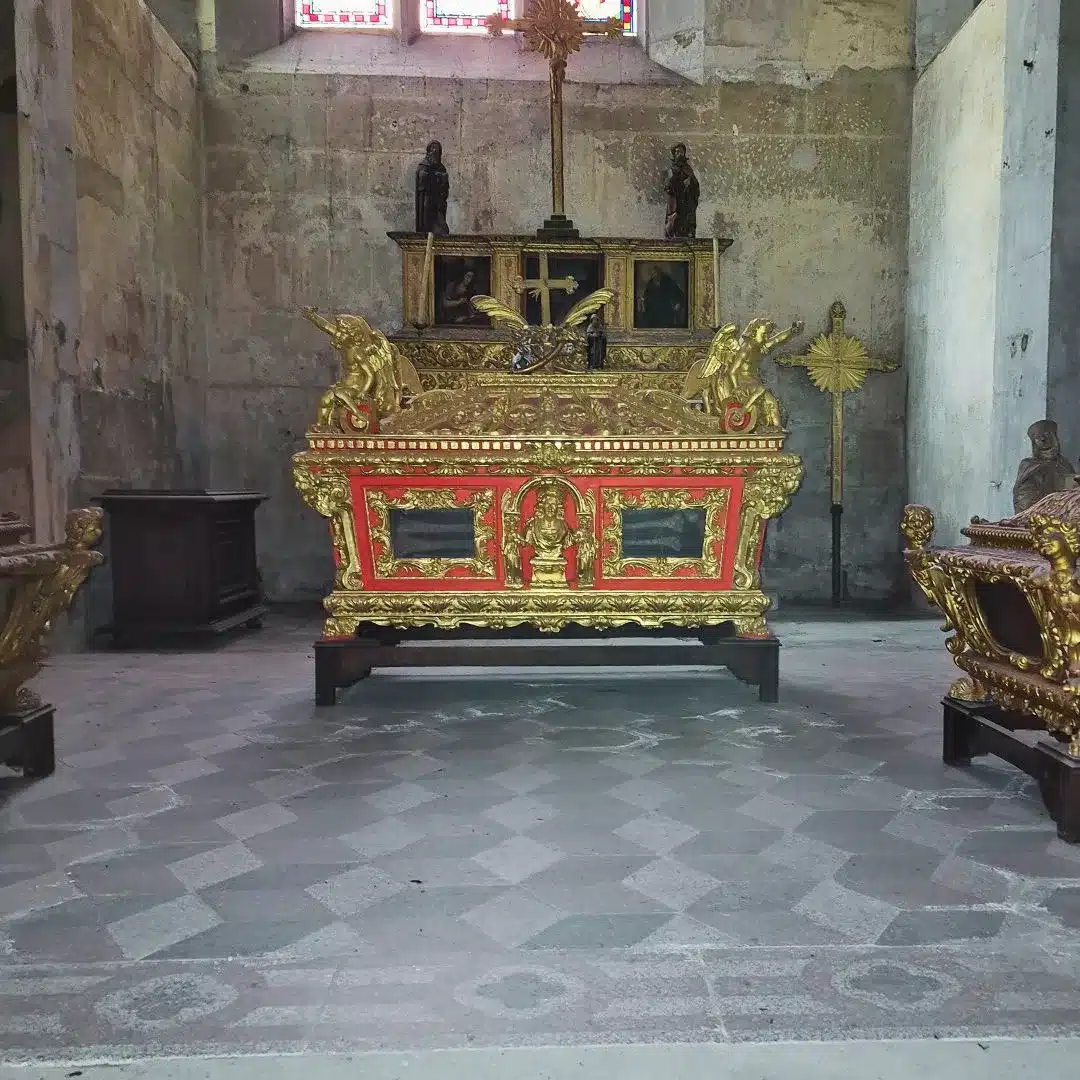 Châsse des reliques de saint Antoine dans l’église abbatiale de Saint-Antoine-l’Abbaye en Isère