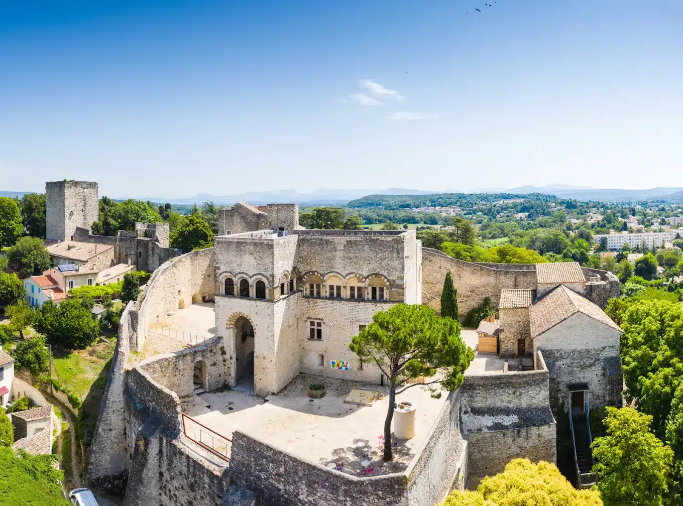 Vue aérienne du château de Montélimar, aussi appelé château des Adhémar, avec remparts, tour médiévale et panorama sur la Drôme.