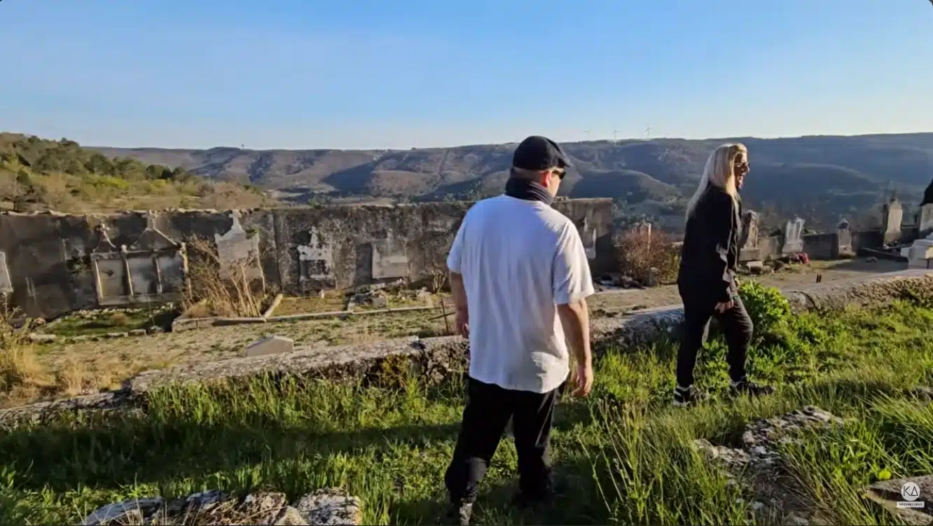 Sophie Vitali et Didier Santiago explorent le cimetière médiéval de Rochefort-en-Valdaine, un lieu de mémoire situé près des ruines du château.