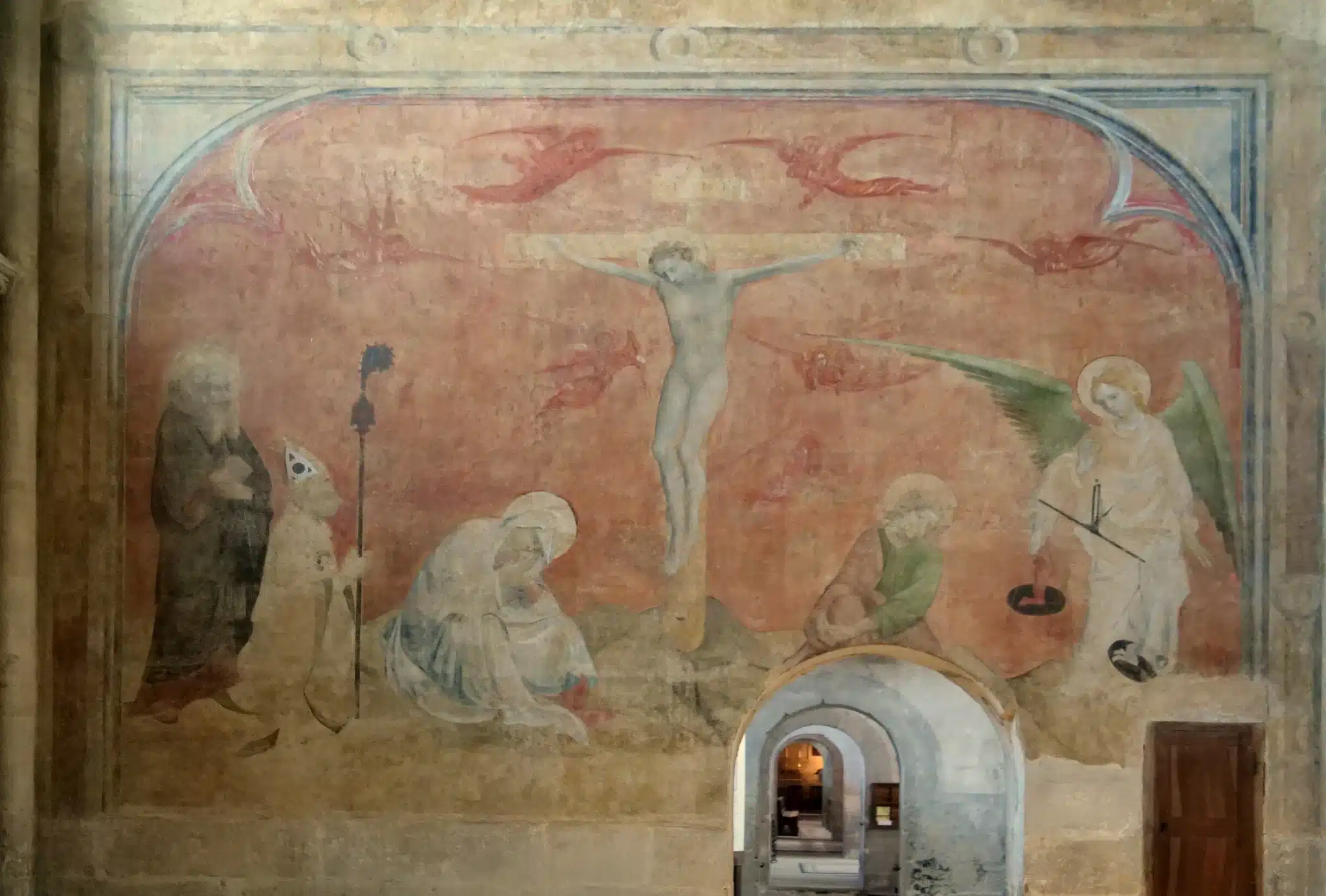 Fresque murale médiévale dans l’église abbatiale de Saint-Antoine-l’Abbaye en Isère