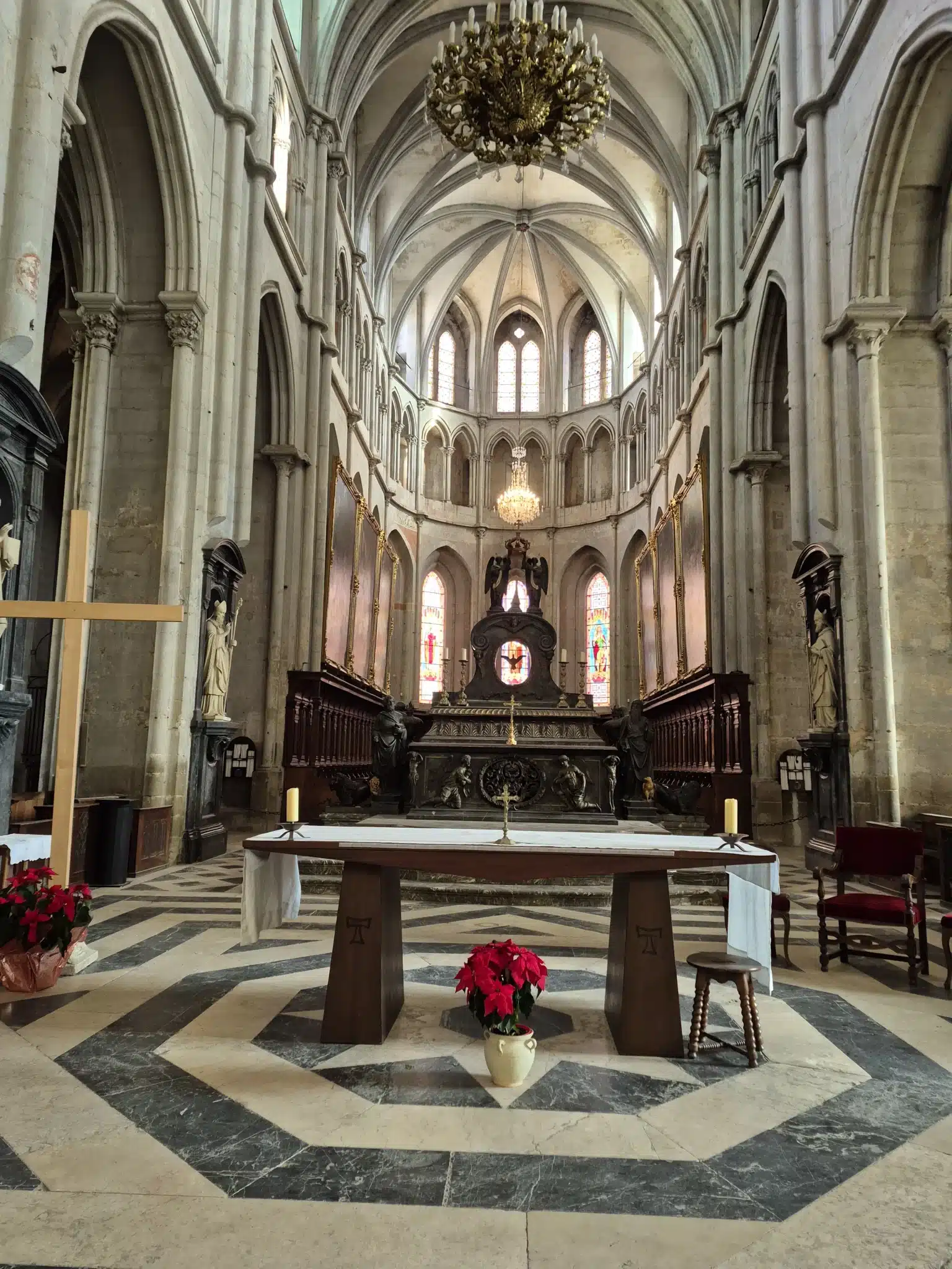 Vue intérieure de l’église abbatiale de Saint-Antoine-l’Abbaye en Isère