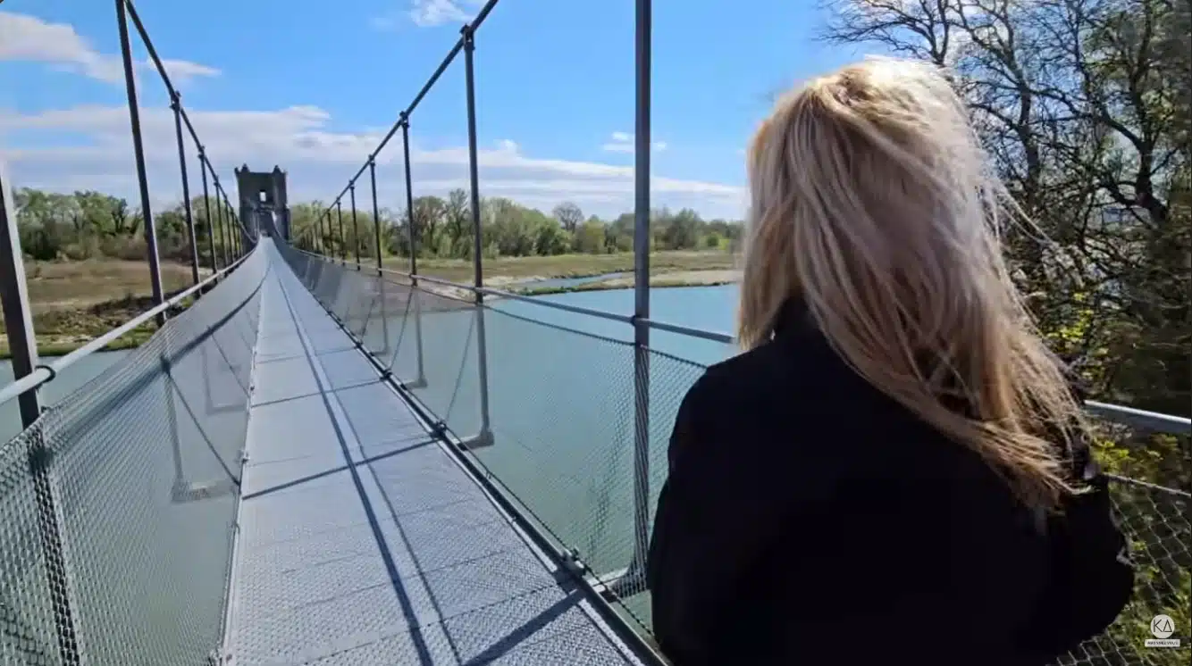 Sophie Vitali devant la passerelle himalayenne de Rochemaure, pont suspendu au-dessus du Rhône entre Ardèche et Drôme.