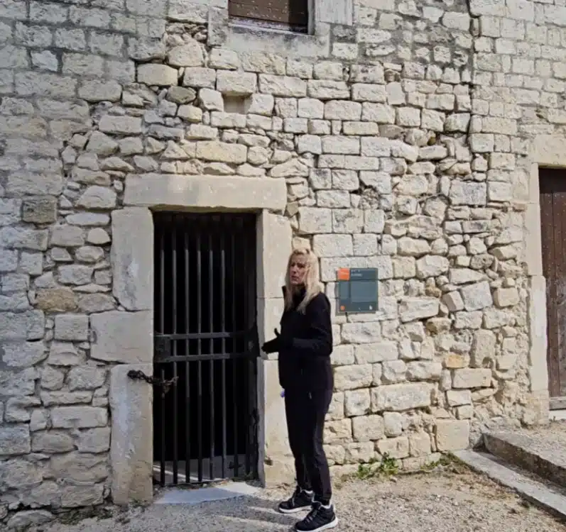Sophie Vitali devant l’ancienne prison du château des Adhémar à Montélimar, lors d’un reportage sur les châteaux autour de Montélimar.