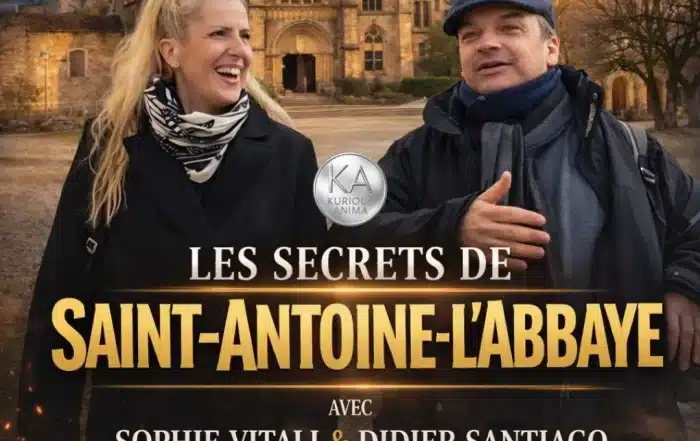 Sophie Vitali et Didier Santiago devant l’abbaye de Saint-Antoine-l’Abbaye en Isère pour l’émission Les Secrets de Saint-Antoine-l’Abbaye sur Kurious Anima