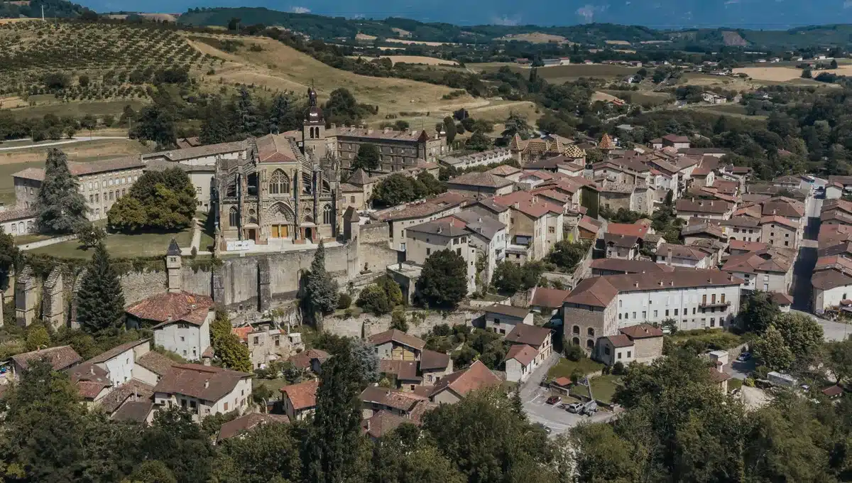 Village de Saint-Antoine-l’Abbaye vu du ciel avec son abbatiale en Isère