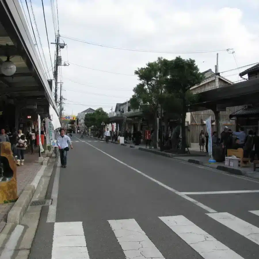 La Mizuki Shigeru Road à Sakaiminato, rue bordée de statues de yokai en hommage au créateur de GeGeGe no Kitarō