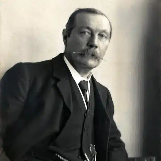 Portrait de Sir Arthur Conan Doyle en 1914, créateur de Sherlock Holmes, spirite convaincu, ami puis adversaire de Harry Houdini