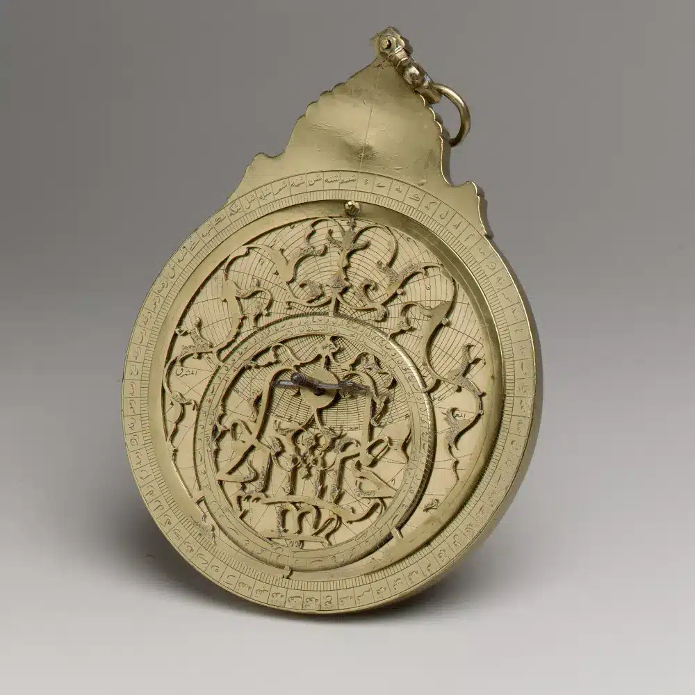 Astrolabe planisphérique en laiton fabriqué en Iran en 1654-1655, instrument servant à repérer le lever et le coucher des astres