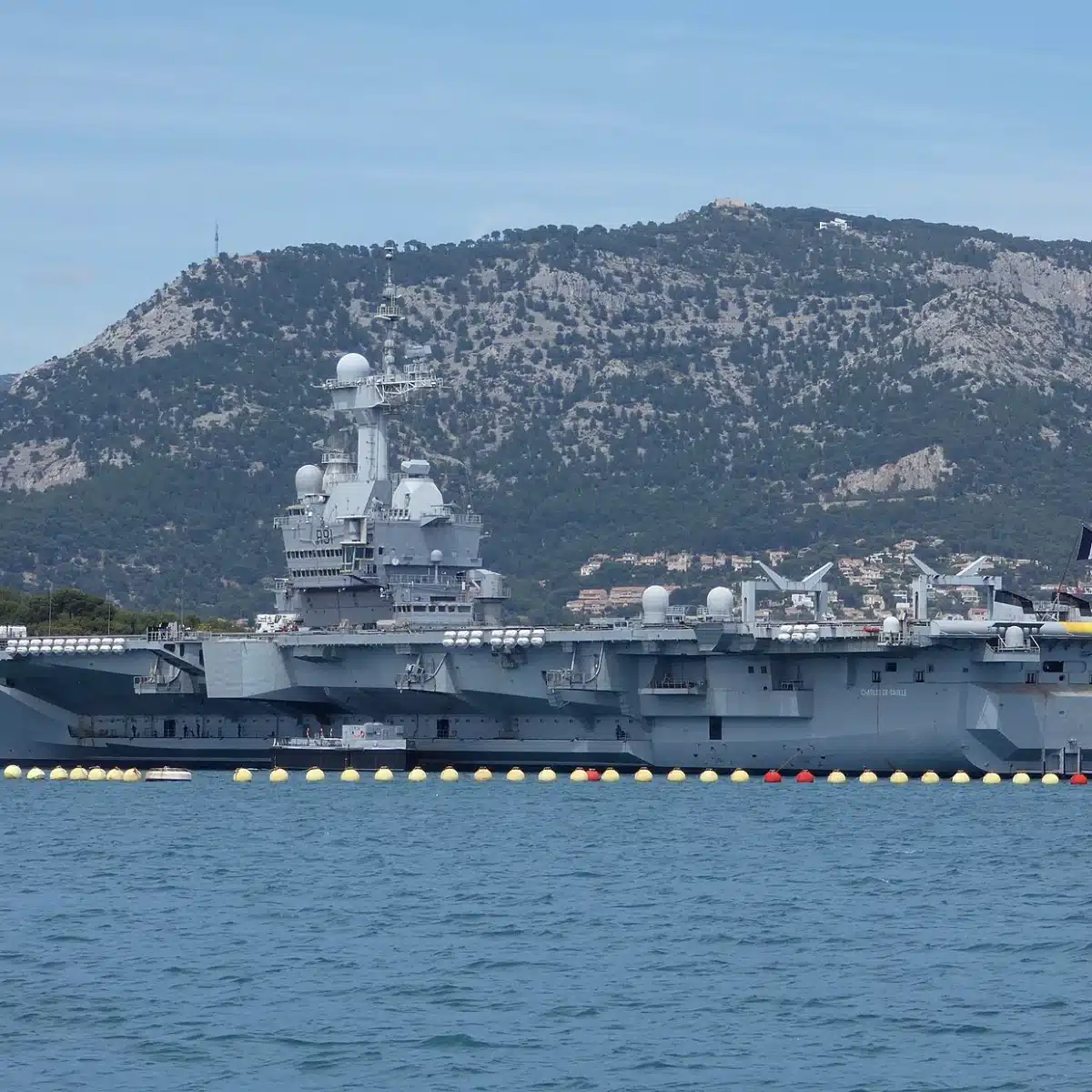 Le porte-avions Charles de Gaulle à quai dans la base navale de Toulon, survolée par des drones non identifiés en octobre 2026 pendant l’exercice Typhon