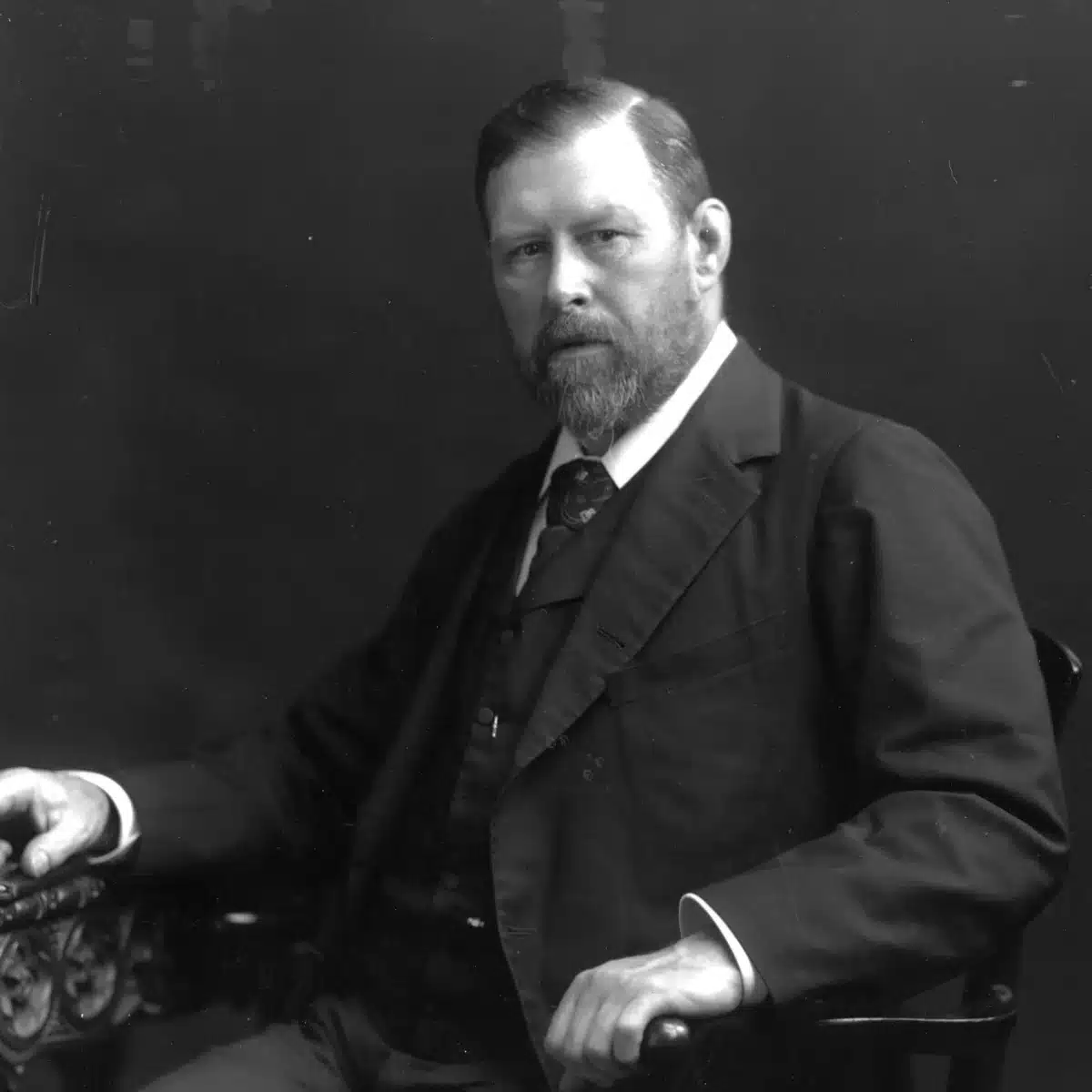 Portrait photographique de Bram Stoker vers 1906, écrivain irlandais et auteur du roman Dracula publié en 1897