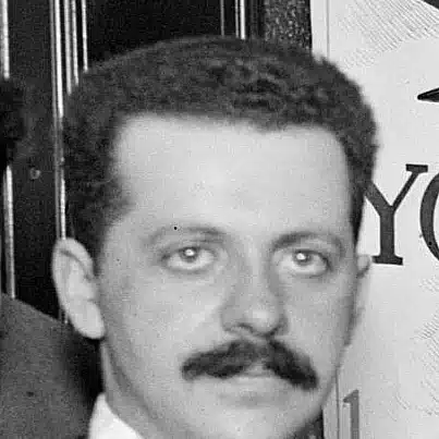 Portrait d’Edward Bernays, le publicitaire qui fit défiler des femmes cigarette à la main à New York en 1929 sous le nom de torches de la liberté