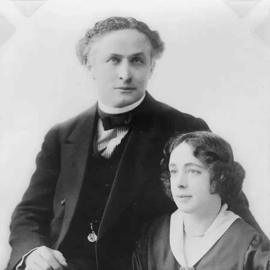 Harry Houdini et sa femme Bess Houdini, née Wilhelmina Beatrice Rahner, assis côte à côte : le couple du numéro La Métamorphose et du code secret Rosabelle