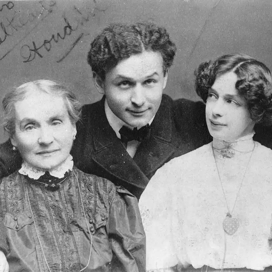 Harry Houdini en 1907 entre sa mère Cecilia Weiss et sa femme Bess : la mère adorée dont la mort, en 1913, l’a poussé à chercher un contact avec l’au-delà