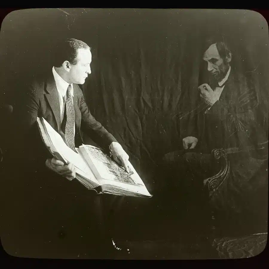 Harry Houdini assis face au « fantôme » d’Abraham Lincoln : photographie truquée qu’il réalise pour montrer comment les faux médiums fabriquaient des photos d’esprits