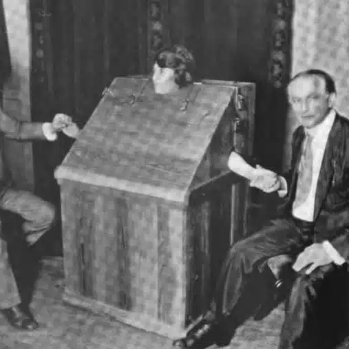 La médium Mina Crandon, dite Margery, enfermée dans une boîte de contrôle à côté de Harry Houdini lors des tests de la revue Scientific American en 1924