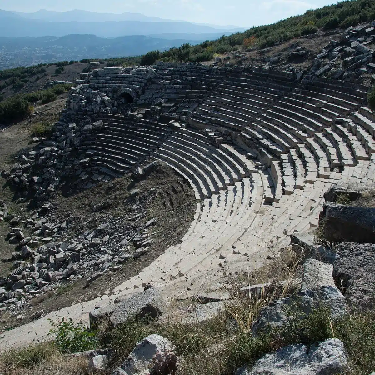 Gradins du théâtre antique de Kibyra, près de Gölhisar dans la province de Burdur, en Turquie, cité où a été découvert un oracle romain de 1 800 ans
