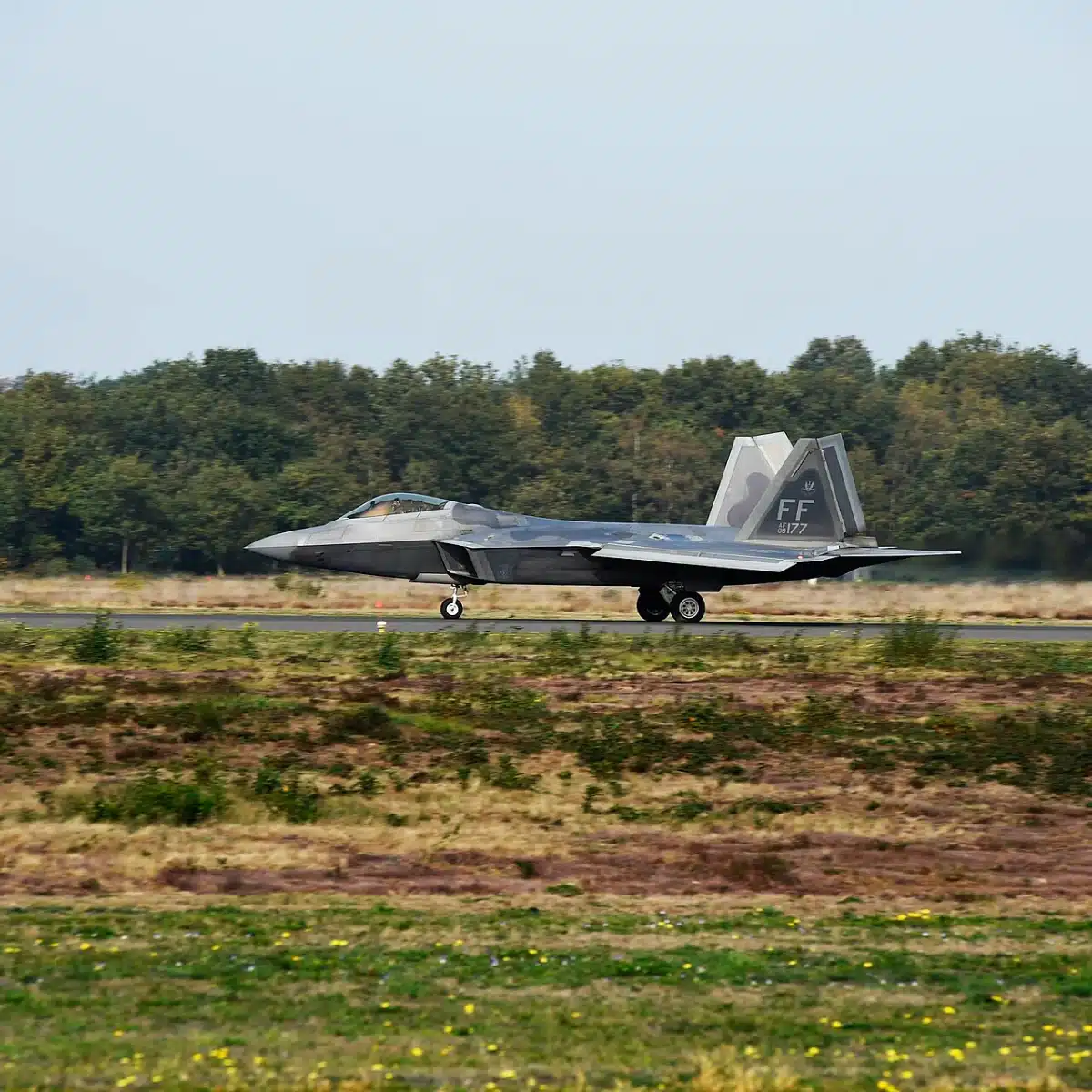 Avion de chasse F-22 sur la base aérienne de Kleine Brogel en Belgique, survolée par des drones non identifiés début novembre 2025