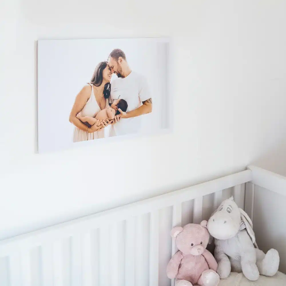 Chambre de bébé avec un berceau vide : en 2025, la France compte plus de décès que de naissances et tombe à 1,56 enfant par femme