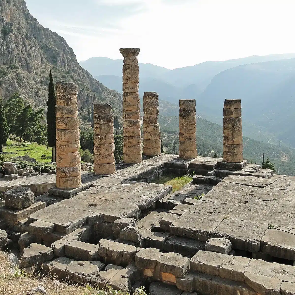 Colonnes du temple d’Apollon à Delphes, en Grèce, où la Pythie rendait l’oracle le plus célèbre de l’Antiquité