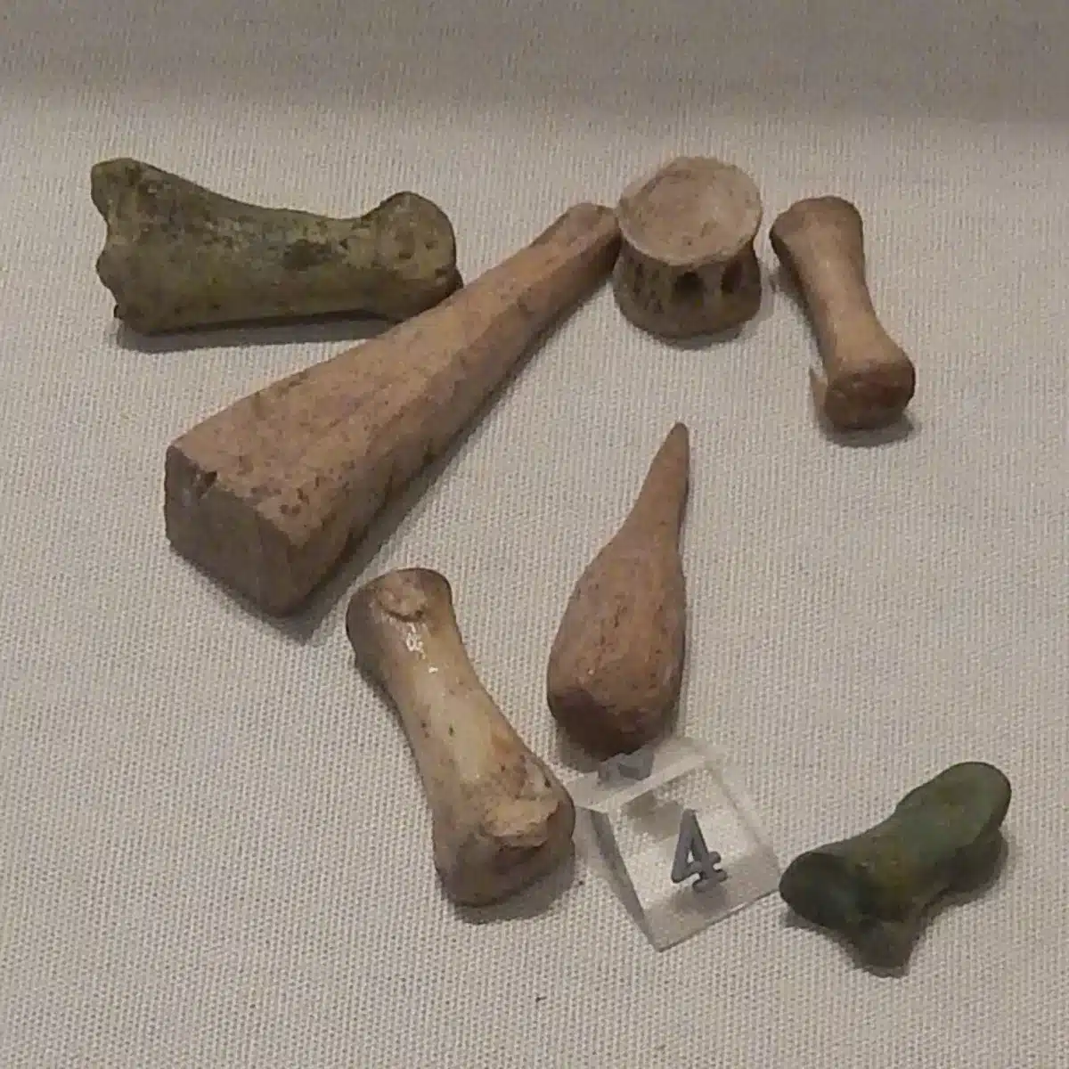 Osselets romains en os retrouvés sur un site antique, du même type que ceux lancés pour consulter l’oracle de Kibyra