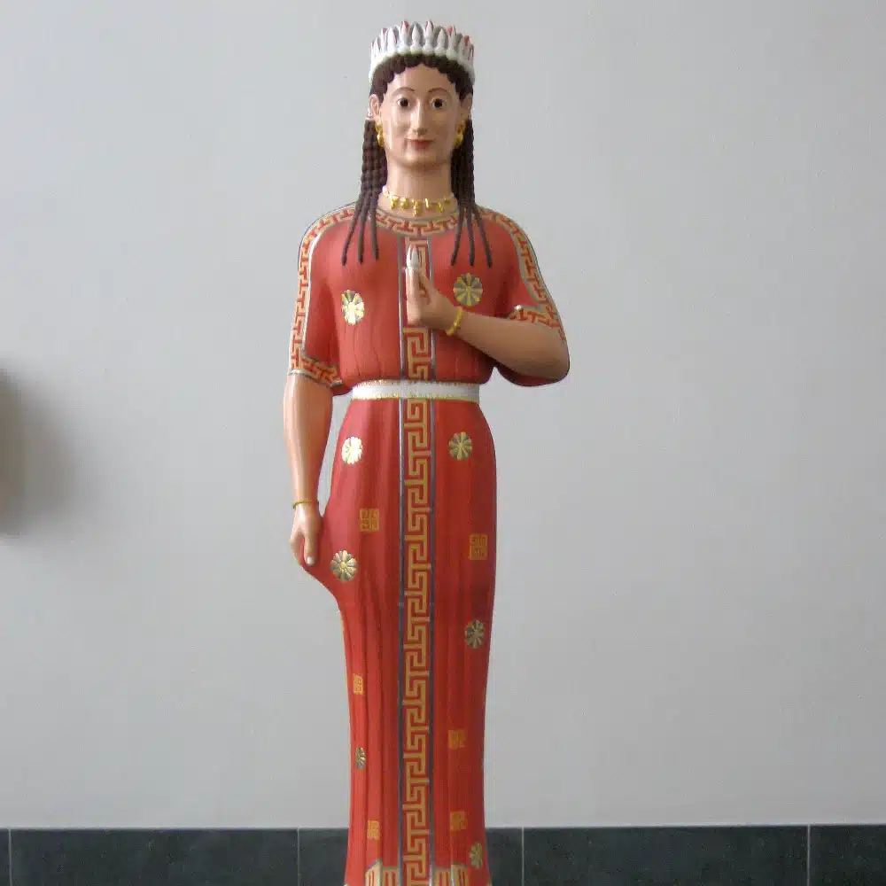 Reconstitution en couleurs de la Koré Phrasikleia, exposition Bunte Götter : les statues grecques étaient peintes, l’idéal de beauté antique était déjà retouché