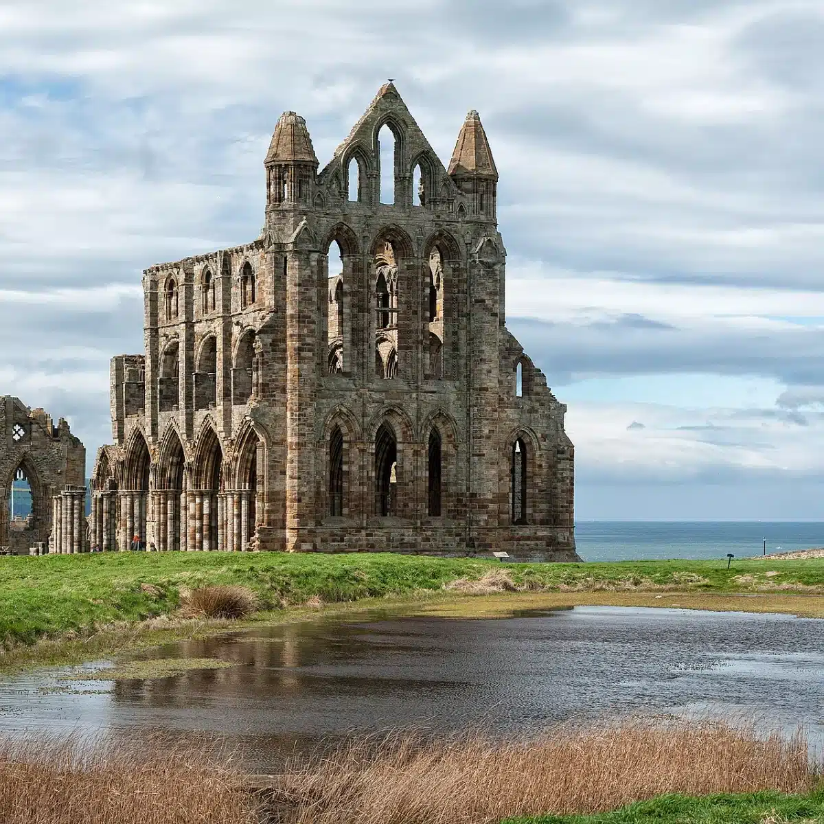 Ruines de l’abbaye de Whitby dans le Yorkshire, en Angleterre, lieu où Bram Stoker a trouvé le nom de Dracula et décor du naufrage du Demeter dans le roman